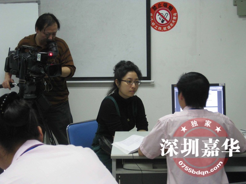 中央电视台CCTV2记者盛情在采访嘉华学员