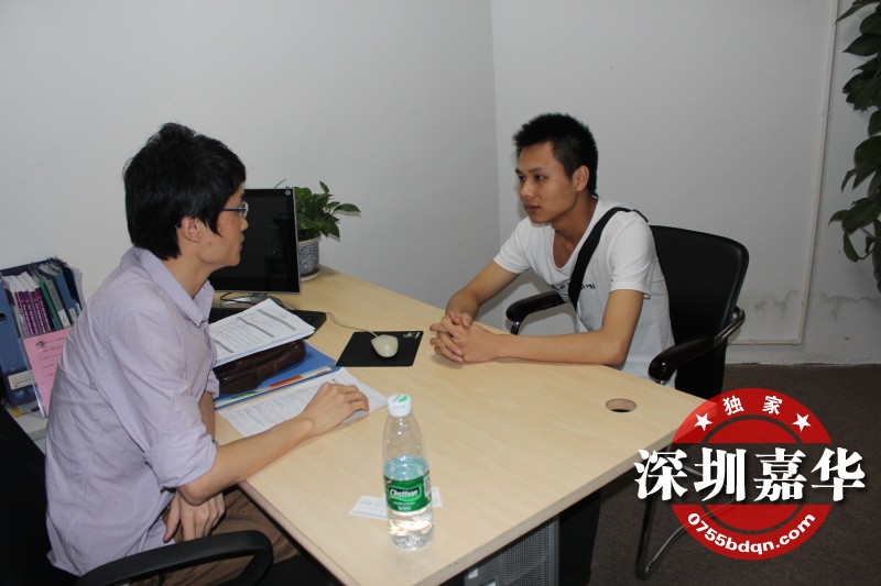 图六企业王先生与学员交谈