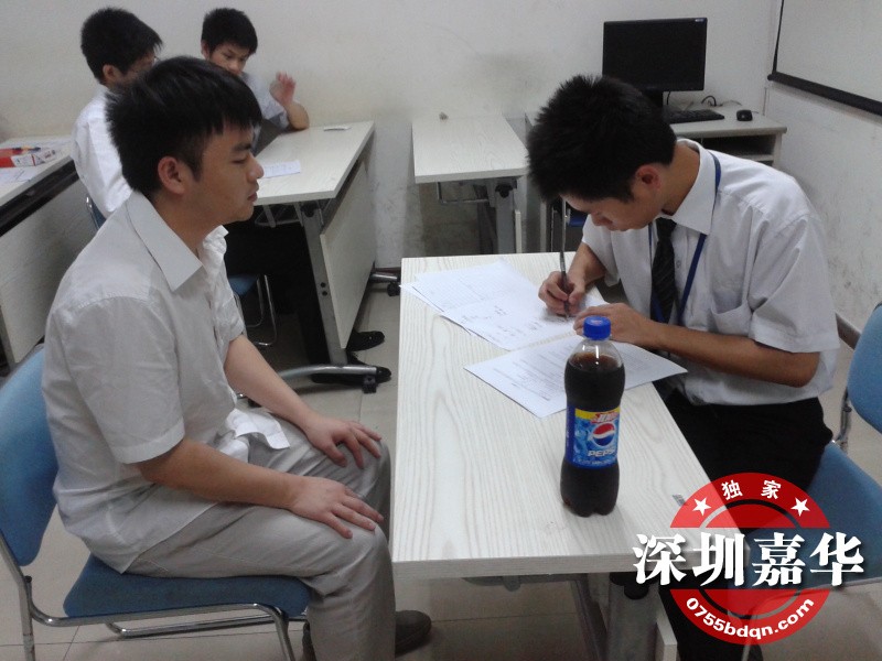图十七学生参加技术面试