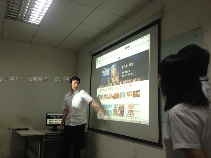 李巍同学在演示自己的项目