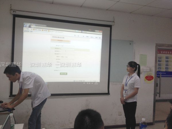 陈梅清同学在讲解项目