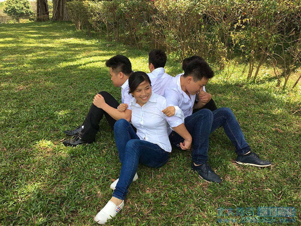深圳嘉华学校T158班学员户外团队素质拓展坐地起蹲
