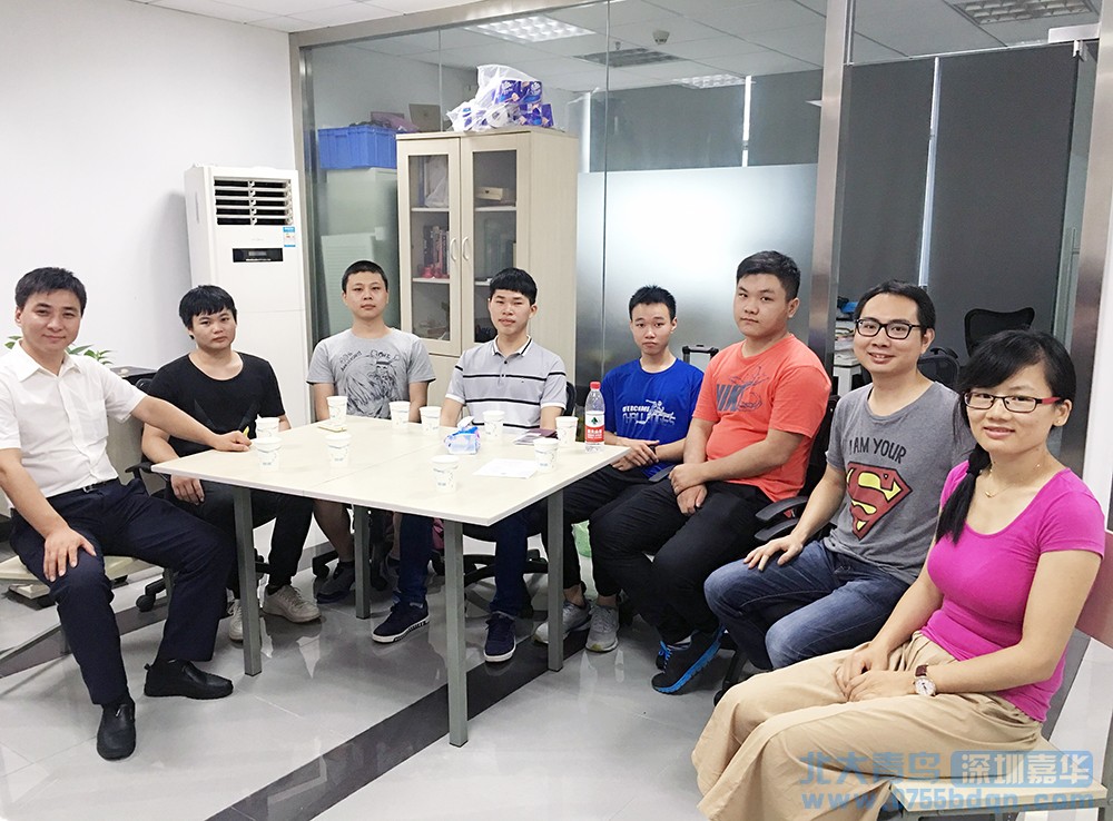 北大青鸟深圳嘉华学校副校长张老师（左一）与部分赴海外就业学员合影