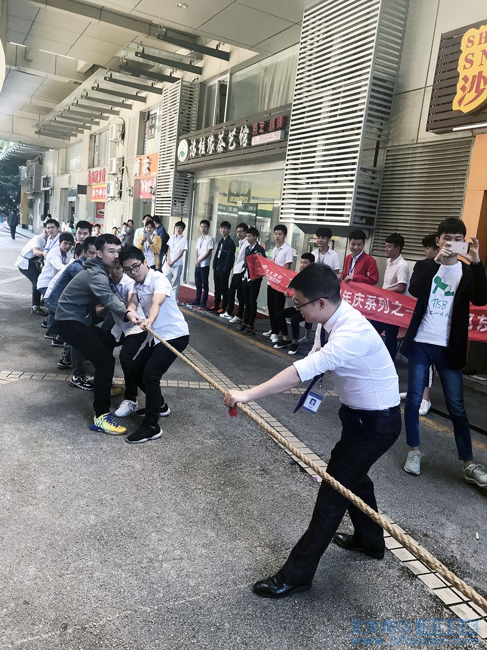 北大青鸟深圳嘉华学校拔河比赛